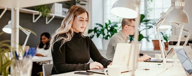 Morais Global Hub features coworking spaces with hot desks, allowing users to work flexibly without fixed seating.